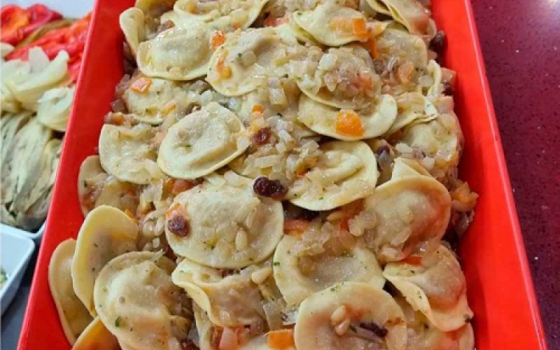 Pasta fresca rellena de berenjena con tomate casse, pasas y piñones