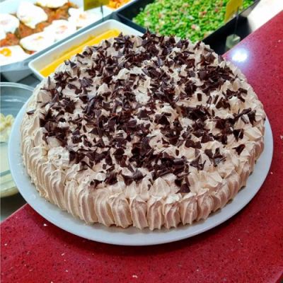 Pastís de bescuit i almívar de llet amb encenalls de xocolata