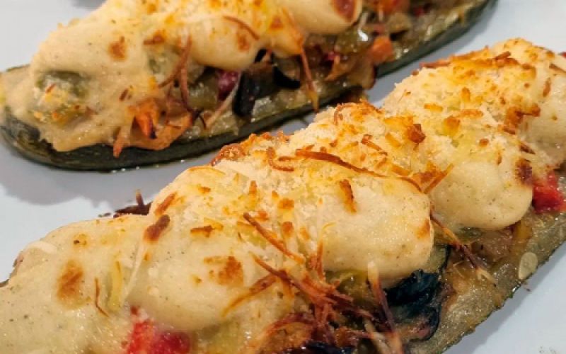 Calabacín relleno de verduras al graten