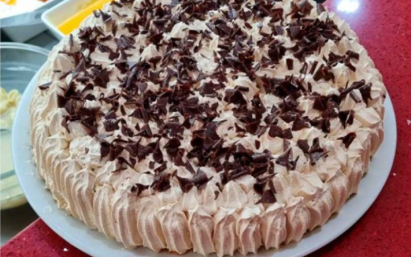 Tarta de bizcocho y dulce de leche con virutas de chocolate