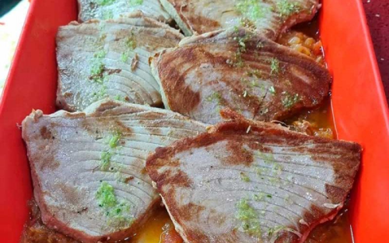 Atún a la plancha con tomate casero