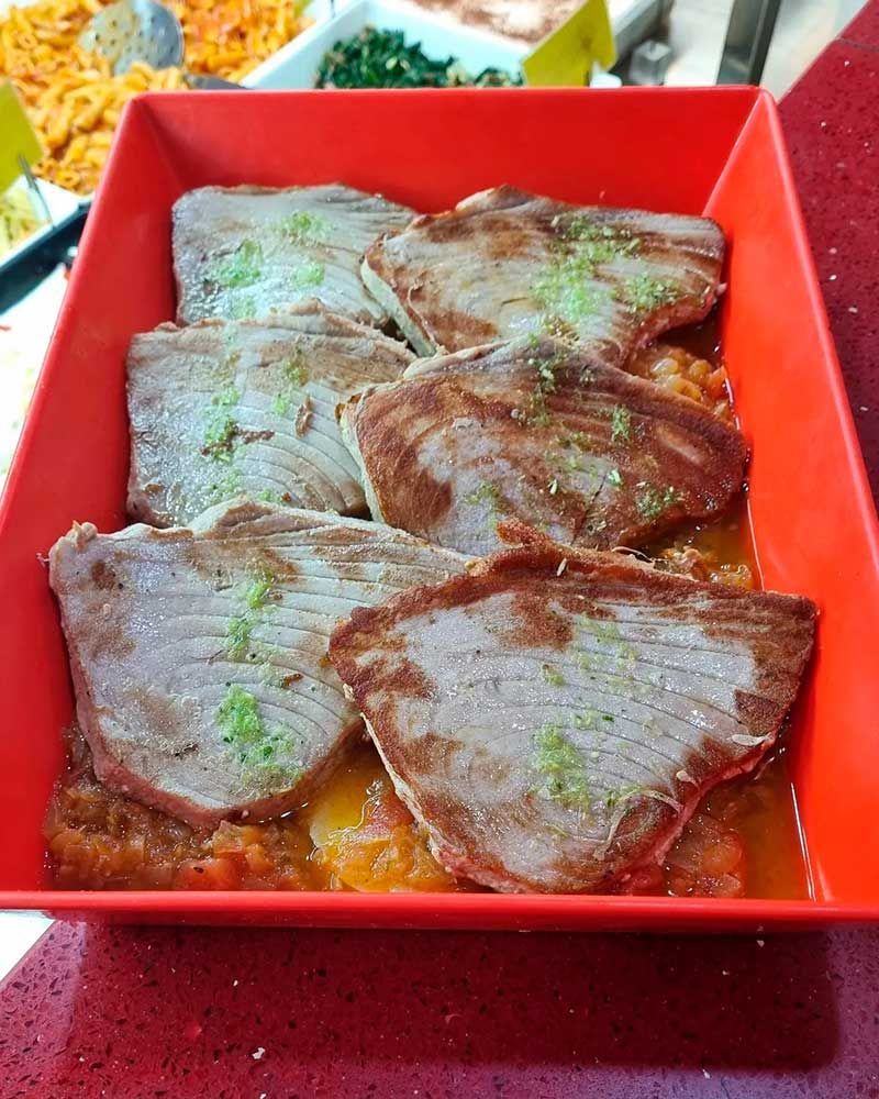 Tonyina a la planxa amb tomàquet casolà