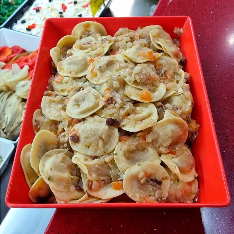 Pasta fresca farcida d'albergínia amb tomàquet casse, passes i pinyons